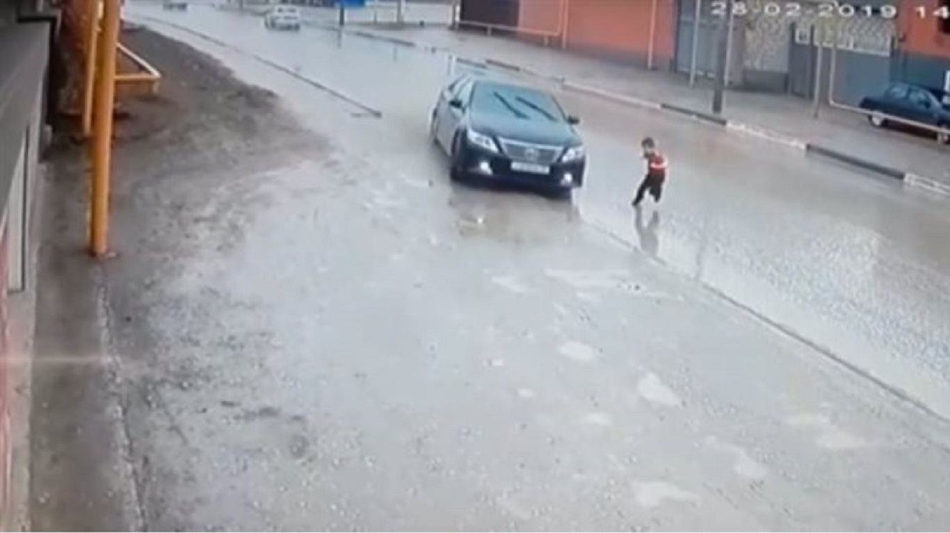 Εικόνα που σοκάρει: Οδηγός κάνει απότομο ελιγμό για να αποφύγει παιδάκι που πέρασε βιαστικά το δρόμο (βίντεο)