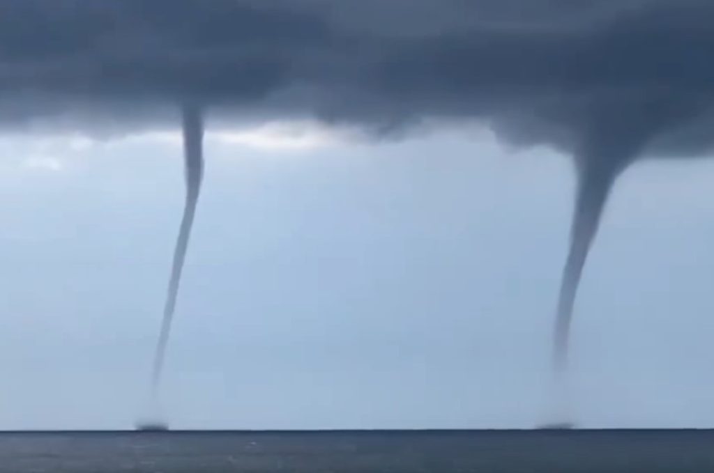 Υδροστρόβιλος «άδειασε» όλο του το περιεχόμενο σε πλοίο που ταξίδευε προς την Κεφαλονιά (βίντεο)