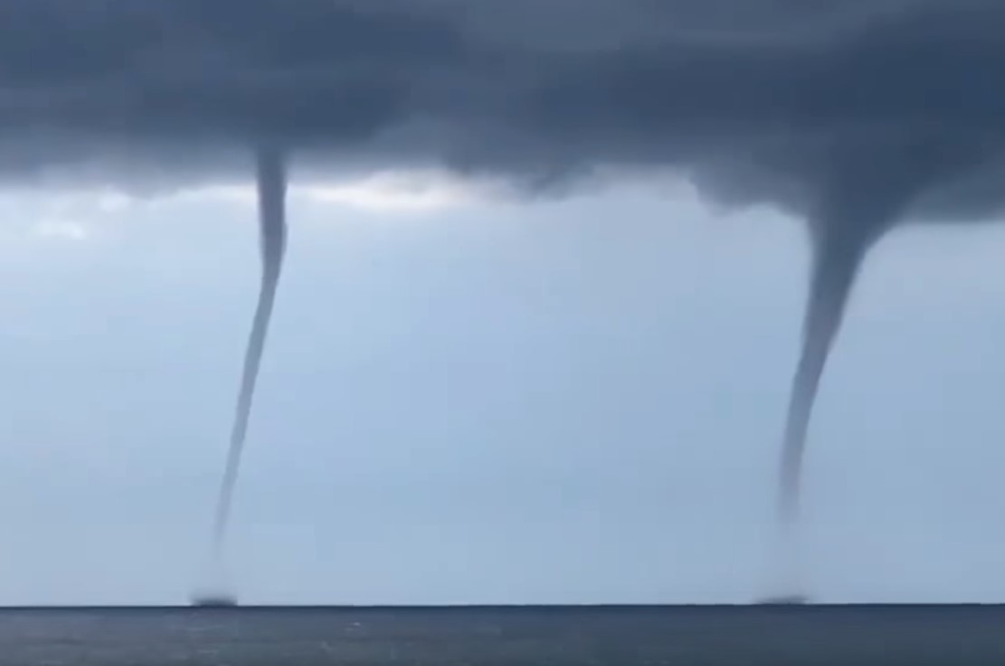 Υδροστρόβιλος «άδειασε» όλο του το περιεχόμενο σε πλοίο που ταξίδευε προς την Κεφαλονιά (βίντεο)