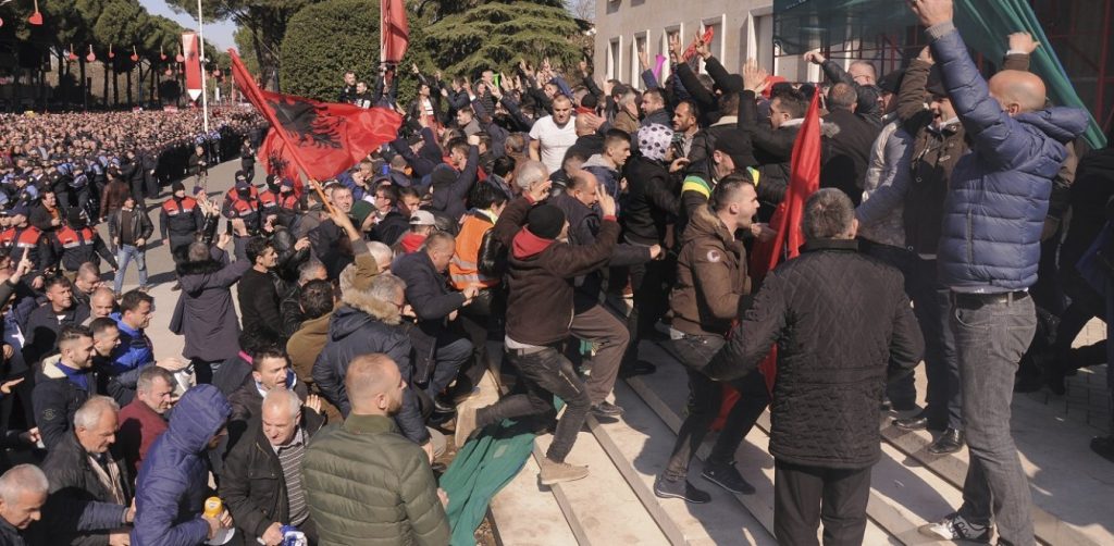 Χιλιάδες Αλβανοί ζήτησαν και πάλι πρόωρες εκλογές στην χώρα – Νέο μπαράζ διαδηλώσεων