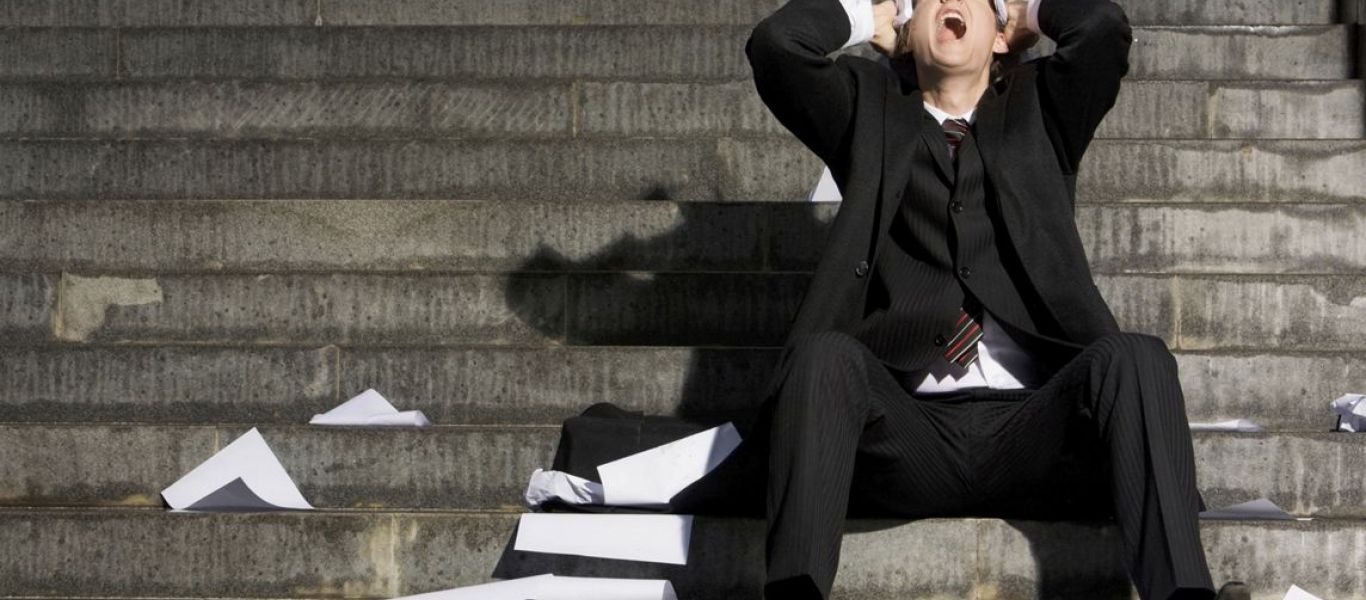 Ειρωνικό σημείωμα διευθύντριας προς τους εργαζόμενους προκαλεί οργή: «Χαμογελάτε που παίρνετε τα 300 ευρώ»