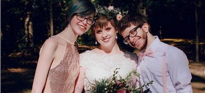 Πολυγαμική σχέση: Ζει έναν τρελό έρωτα με τον σύζυγο και την παράνυμφό τους και δηλώνει τρισευτυχισμένη (φώτο)