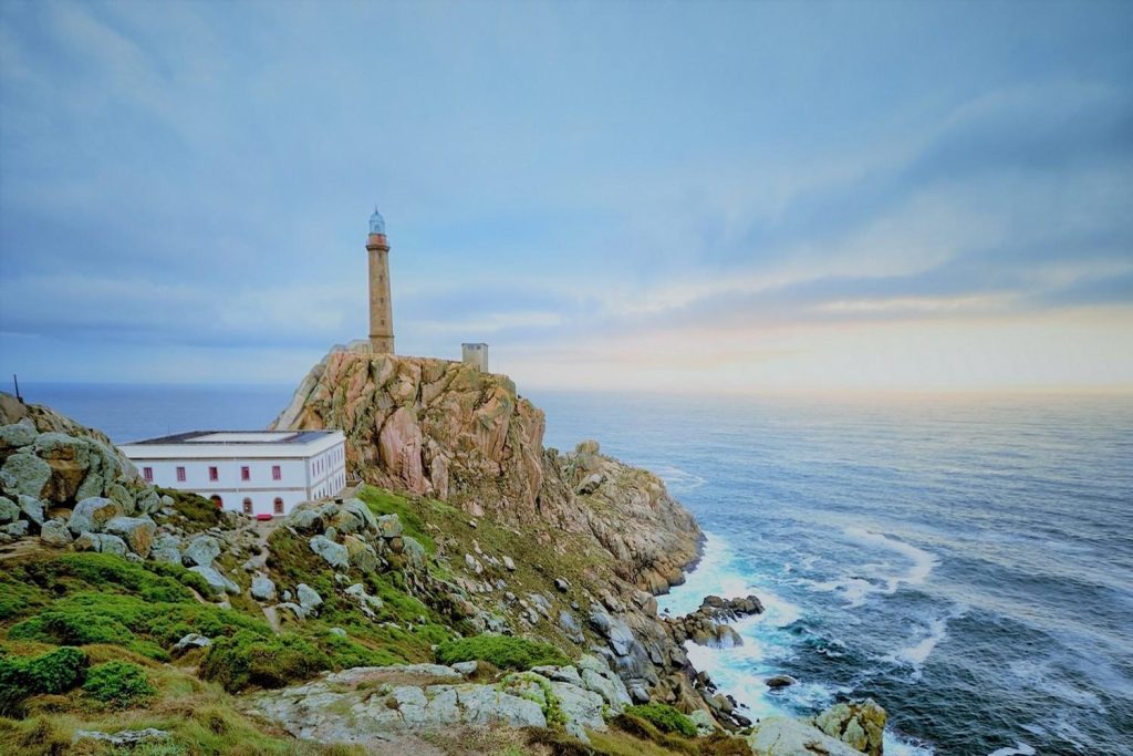 Δείτε τη στιγμή που γιγάντιο κύμα «σκεπάζει» εντελώς φάρο στη Μάλτα (βίντεο)