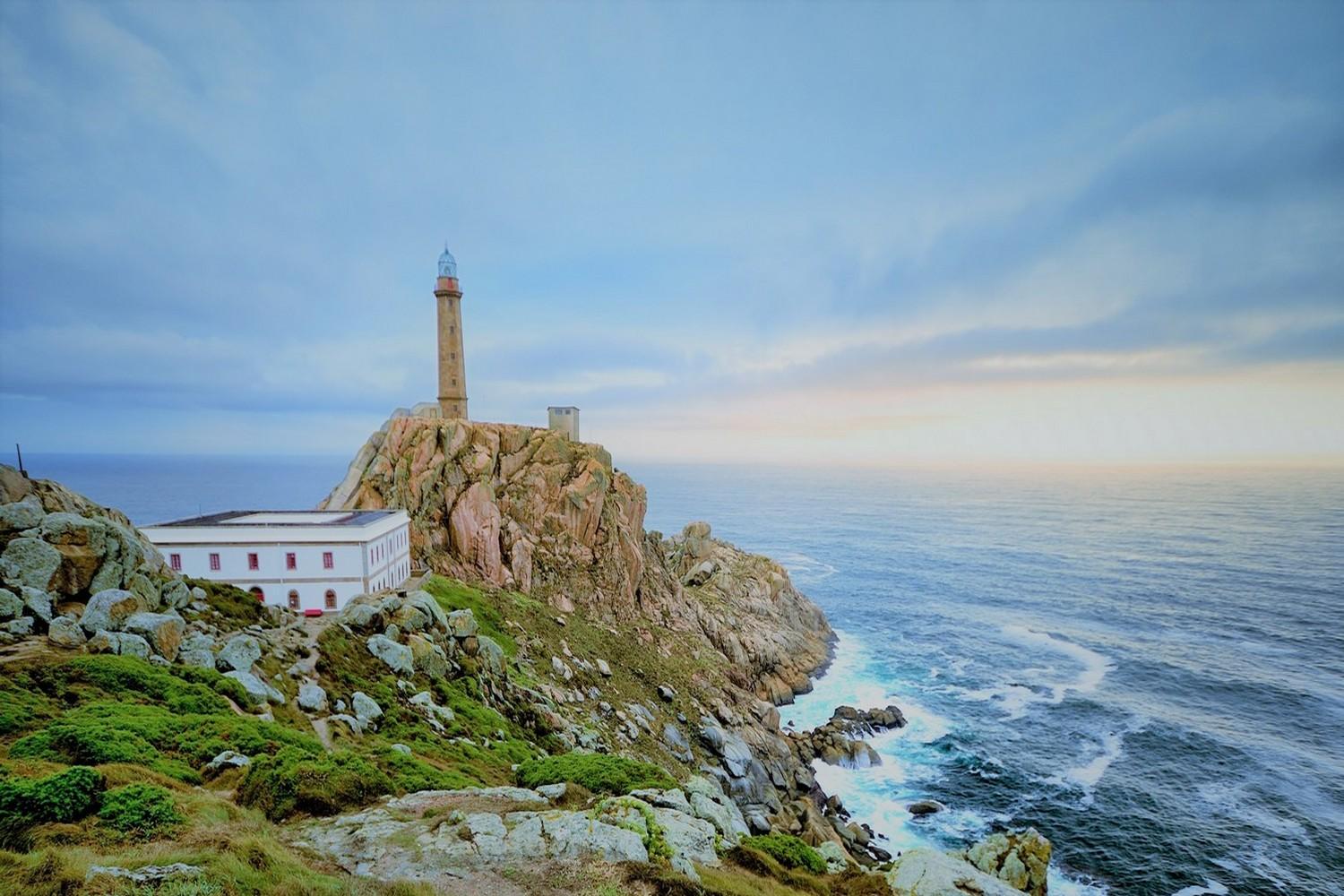 Δείτε τη στιγμή που γιγάντιο κύμα «σκεπάζει» εντελώς φάρο στη Μάλτα (βίντεο)