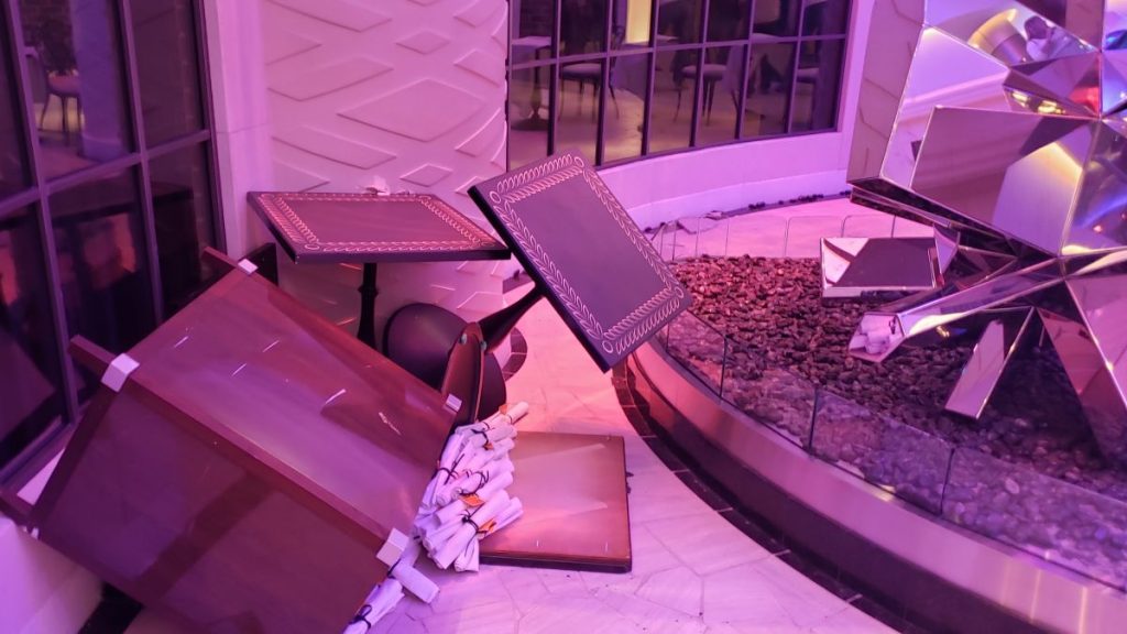 Bίντεο: Τρομακτικές στιγμές για επιβάτες κρουαζιερόπλοιου – Tαξίδευε με 12 μποφόρ