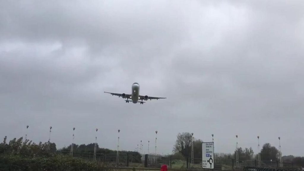 «Μάχη» αεροπλάνου με τους ανέμους – Γίνεται φτερό στον άνεμο (βίντεο)