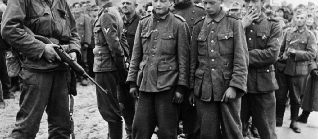 Εξαγριωμένοι πολίτες χτυπούν Γερμανούς αιχμαλώτους πολέμου (βίντεο)