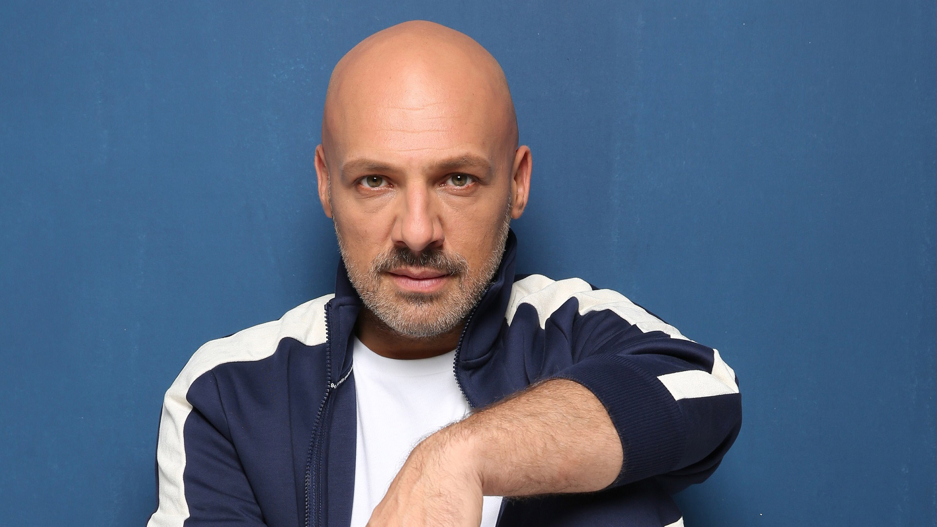 Χαμός έγινε με τον Νίκο Μουτσινά στο καμαρίνι: «Αντε στο διάολο, γελοίοι» (βίντεο)