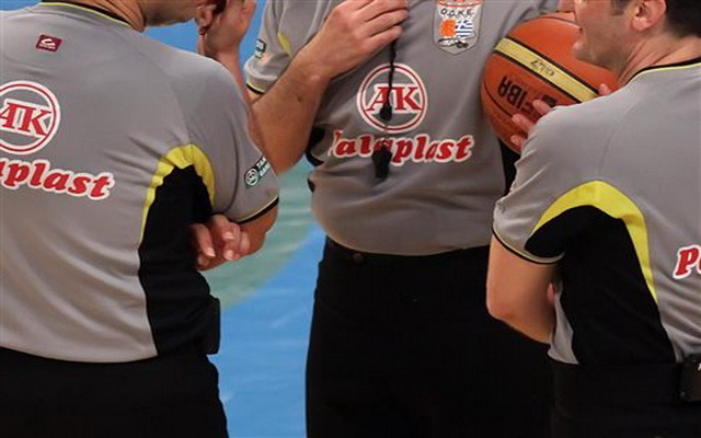 Άγριο ξύλο μεταξύ διαιτητών στα αποδυτήρια!