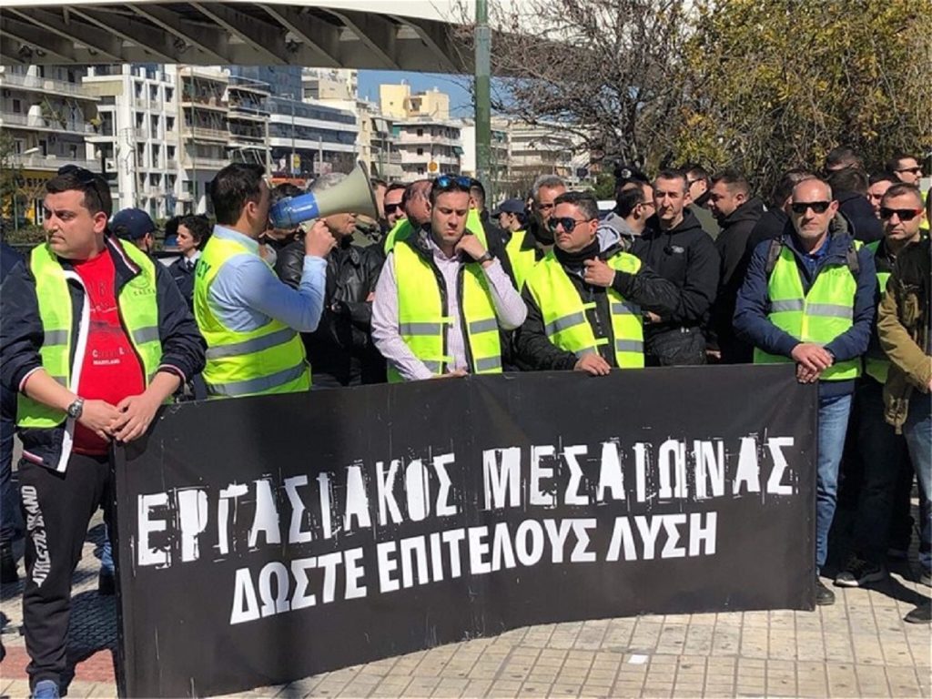 Αστυνομικές ενώσεις έχουν συγκεντρωθεί και διαμαρτύρονται έξω από το υπουργείο Προστασίας του Πολίτη (φωτο)