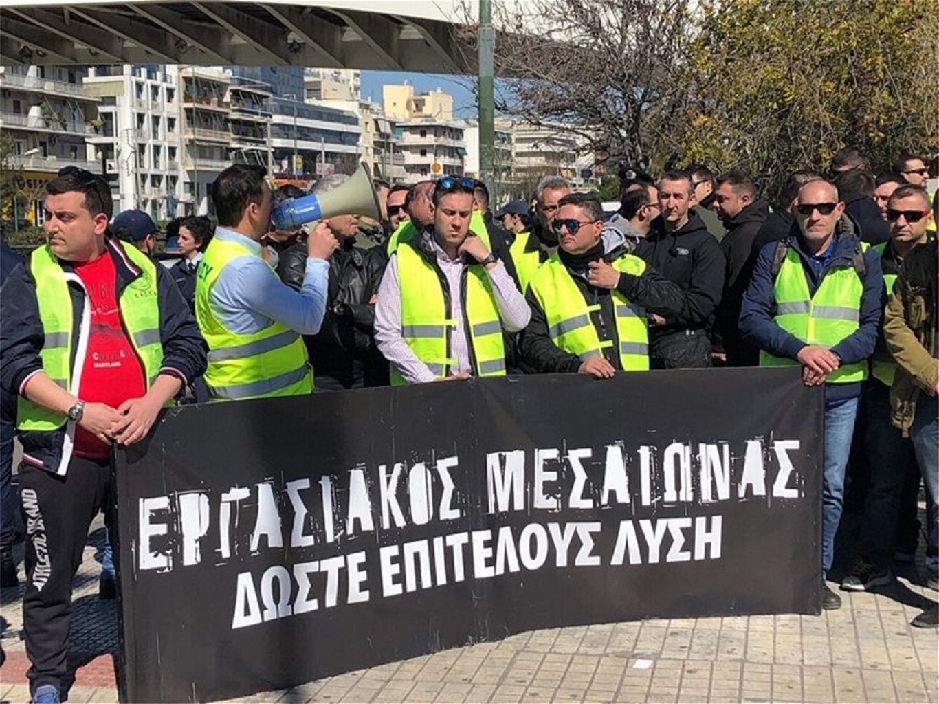 Αστυνομικές ενώσεις έχουν συγκεντρωθεί και διαμαρτύρονται έξω από το υπουργείο Προστασίας του Πολίτη (φωτο)