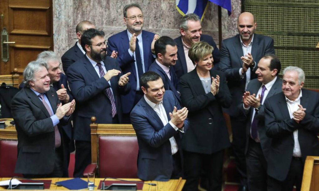 Κυκλοφορεί βίντεο που δείχνει υπουργό της κυβέρνησης να παίρνει «τσάντα με μωβ χαρτάκια»; (φωτο)