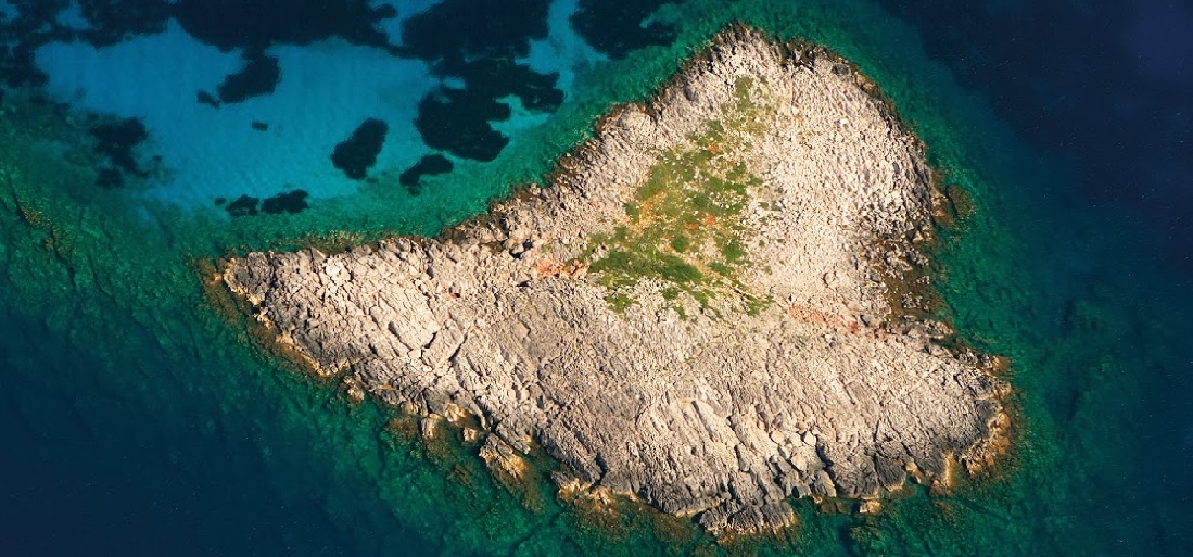 Τολμάς να μπεις στην ελληνική παραλία με τα πιο βαθιά νερά της Μεσογείου; (φωτό)