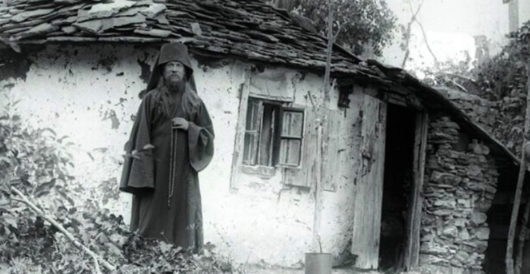Οι αόρατοι ασκητές του Αγίου Όρους υπάρχουν – Μαρτυρίες που «παγώνουν» (φώτο)