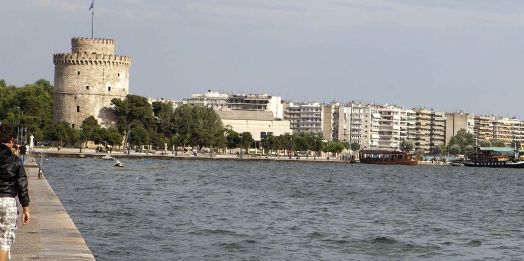 Θεσσαλονίκη: 64χρονος άνδρας έπεσε στον Θερμαϊκό- Περαστικός έπεσε στην θάλασσα για να τον σώσει