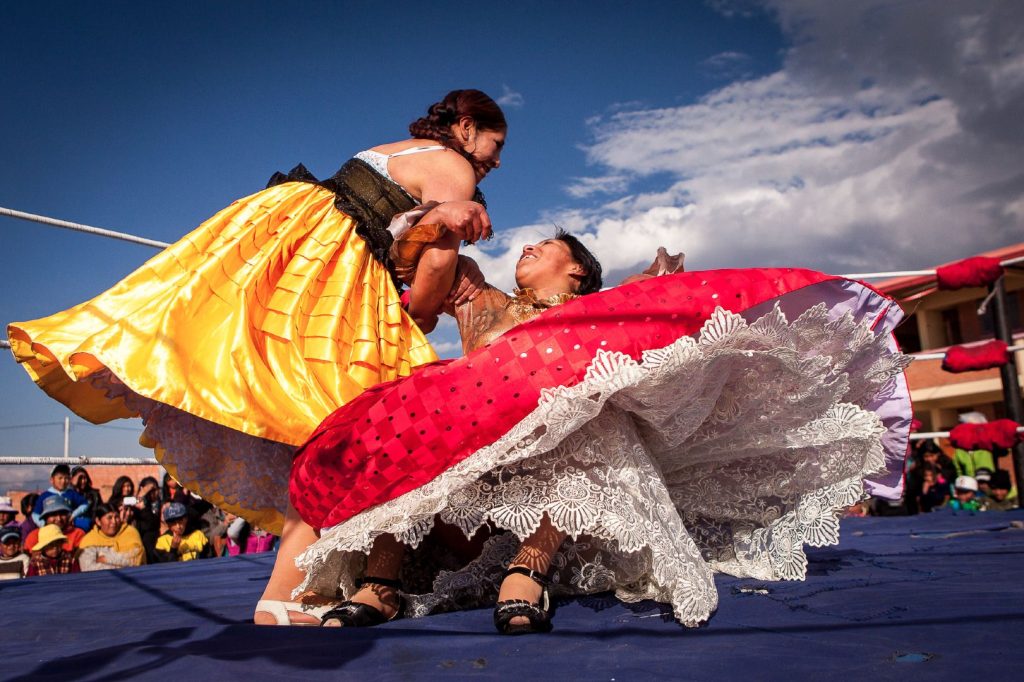 Fighting Cholitas: Η γυναικεία πάλη όπου όλα επιτρέπονται! (βίντεο)