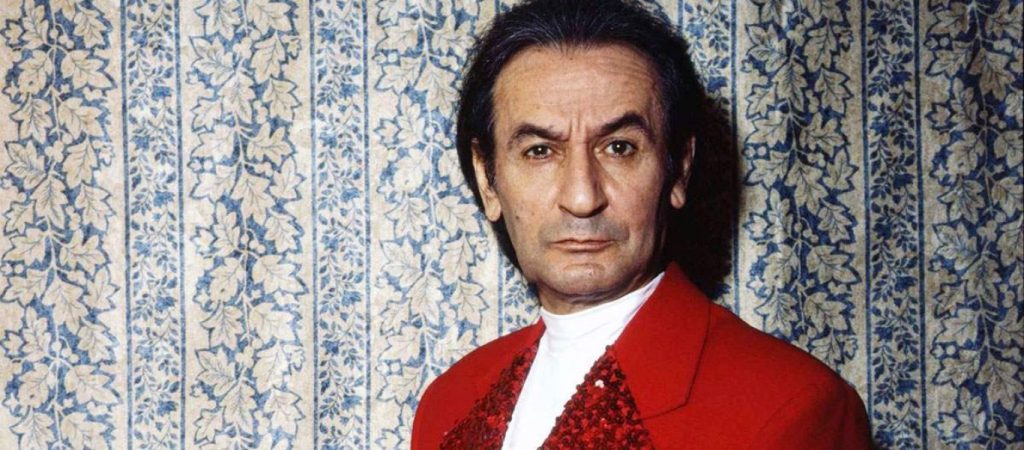 Το έπος του Σωτήρη Μουστάκα με το οποίο κλαίμε κάθε φορά από τα γέλια