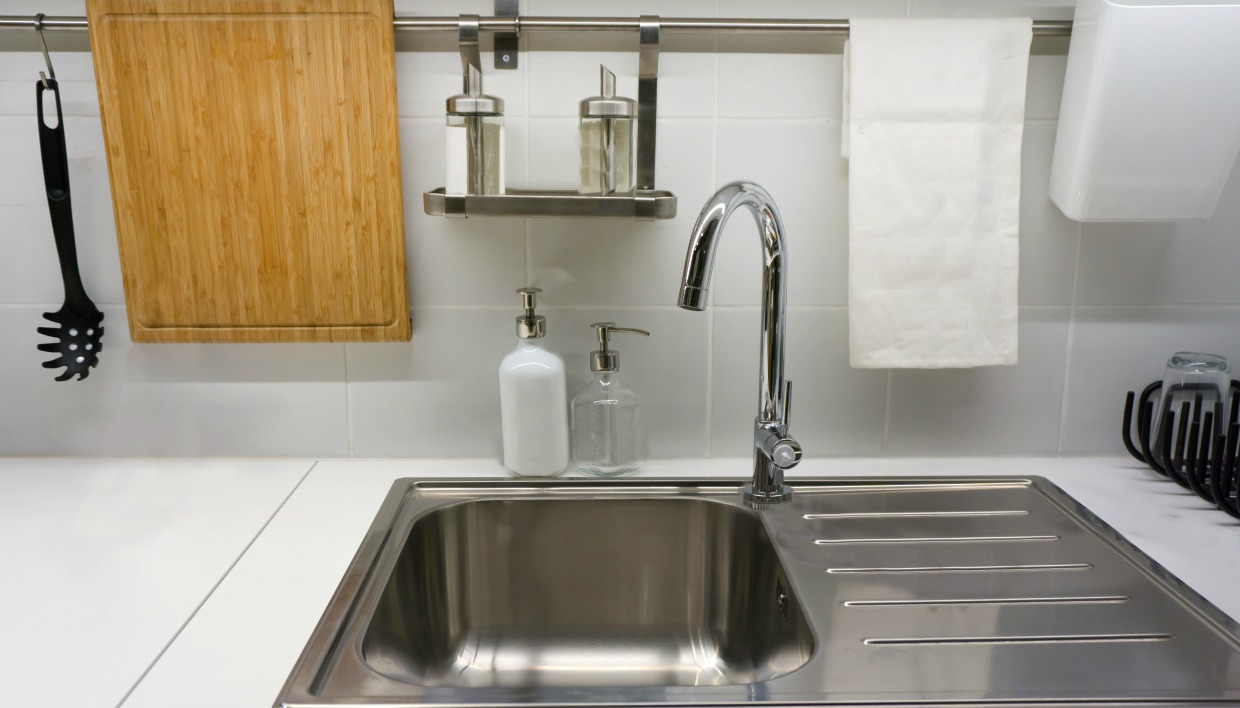 Με αυτό το «κόλπο» θα εξαφανίσετε τα άλατα από τον νεροχύτη και την βρύση (βίντεο)