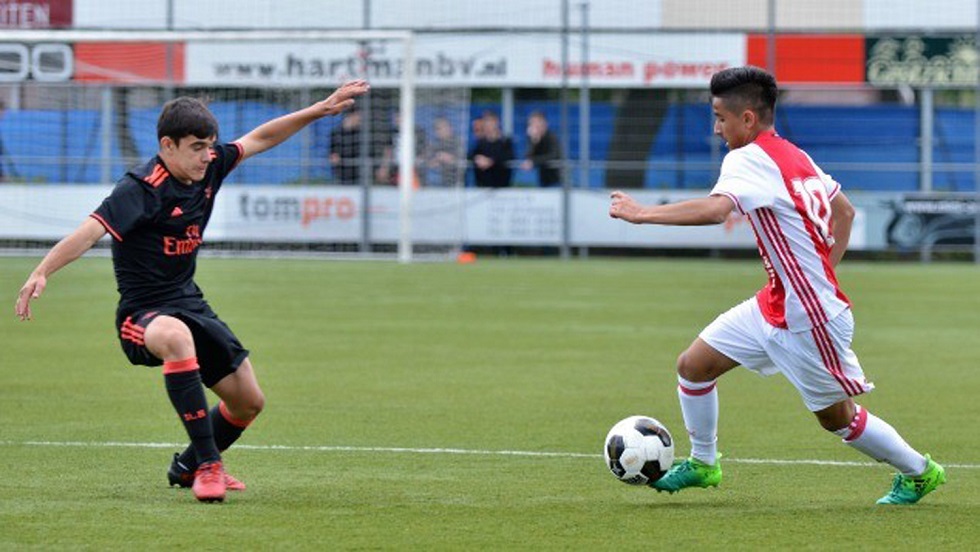 Χαζεύει… κόσμο ο μικρός «μάγος» του Αγιαξ! (βίντεο)