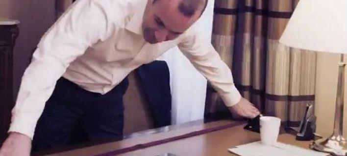 Γιατί ο Βέμπερ πήρε ψαλίδι κι έκοψε τη γραβάτα του – Προκάλεσε τον Μητσοτάκη να κάνει το ίδιο και δέχθηκε (βίντεο)