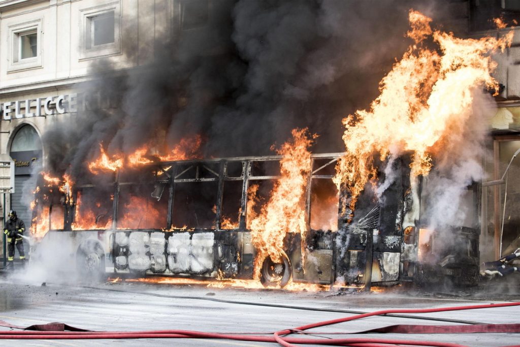 Στοκχόλμη: Ισχυρή έκρηξη σε λεωφορείο- Πυκνοί καπνοί πάνω από την πόλη (βίντεο-φωτο)