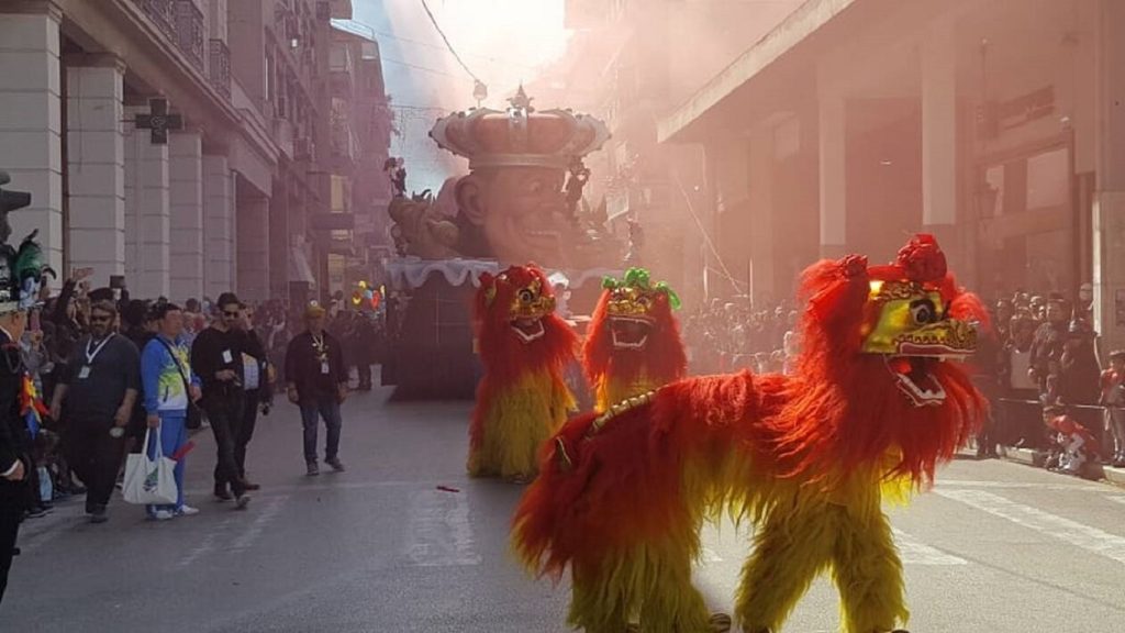 Πατρινό Καρναβάλι: Ξέφρενοι ρυθμοί, φαντασμαγορικό κλίμα – Παρακολουθείστε live την παρέλαση