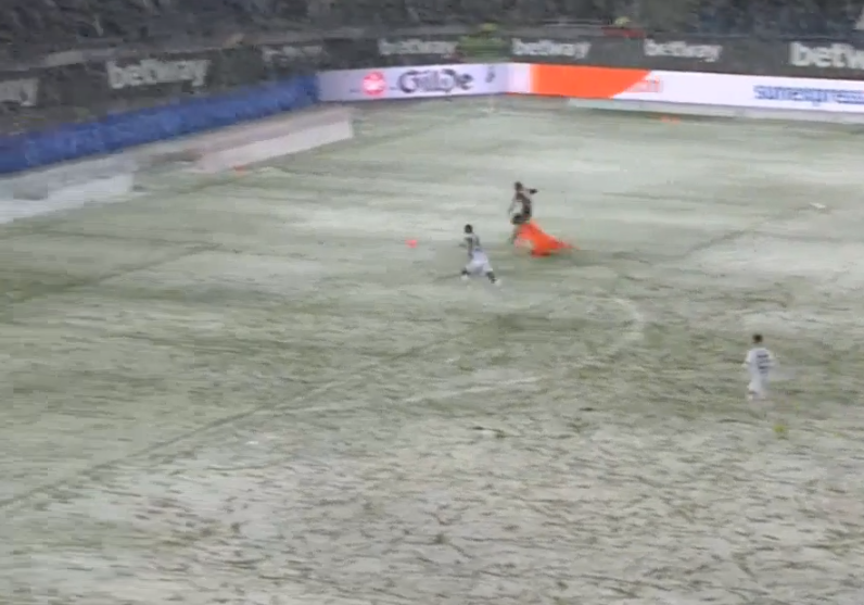 Κόλλησε η μπάλα στο χιόνι λίγο πριν περάσει τη γραμμή του γκολ (βίντεο)
