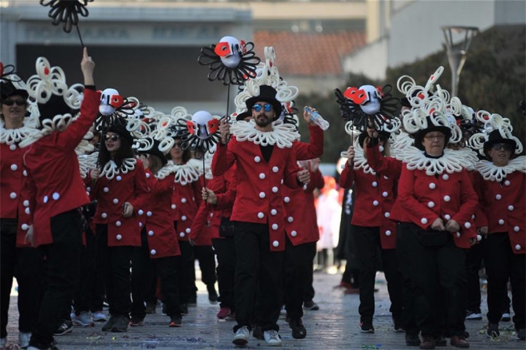 Πατρινό Καρναβάλι: Πέφτει η αυλαία με το έθιμο του σοκολατοπόλεμου (φωτο)