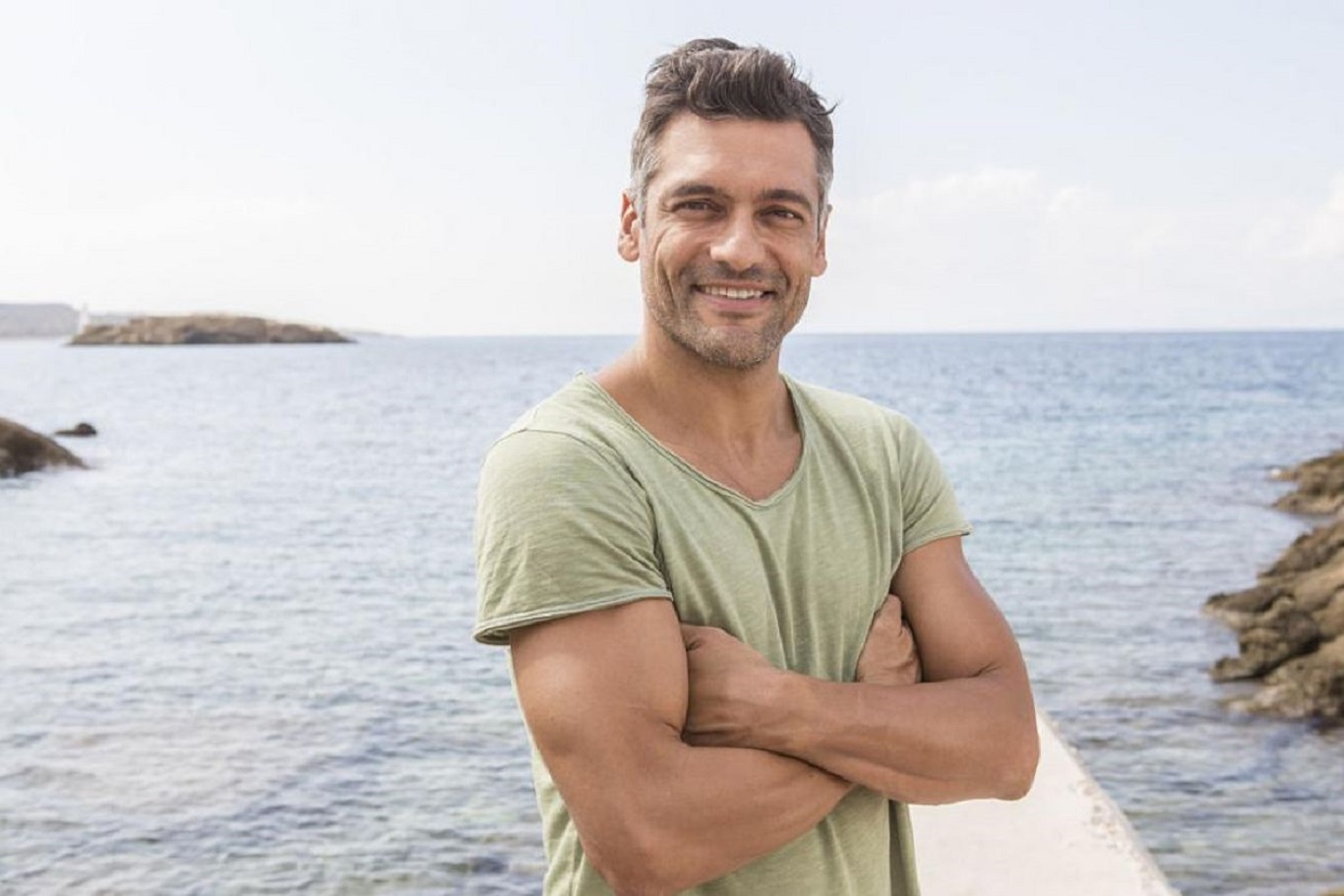 Στέλιος Κρητικός: «Το πρώτο μας φιλί με τη γυναίκα μου το δώσαμε σε ραντεβού έξω από το Α’ νεκροταφείο…» (βίντεο)