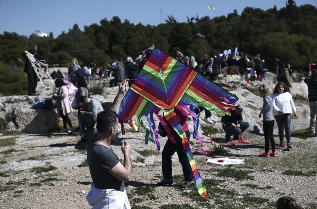 Στο λόφο του Φιλοπάππου οι Αθηναίοι – Ο καλός καιρός βοηθά στο πέταγμα του χαρταετού (φωτο)