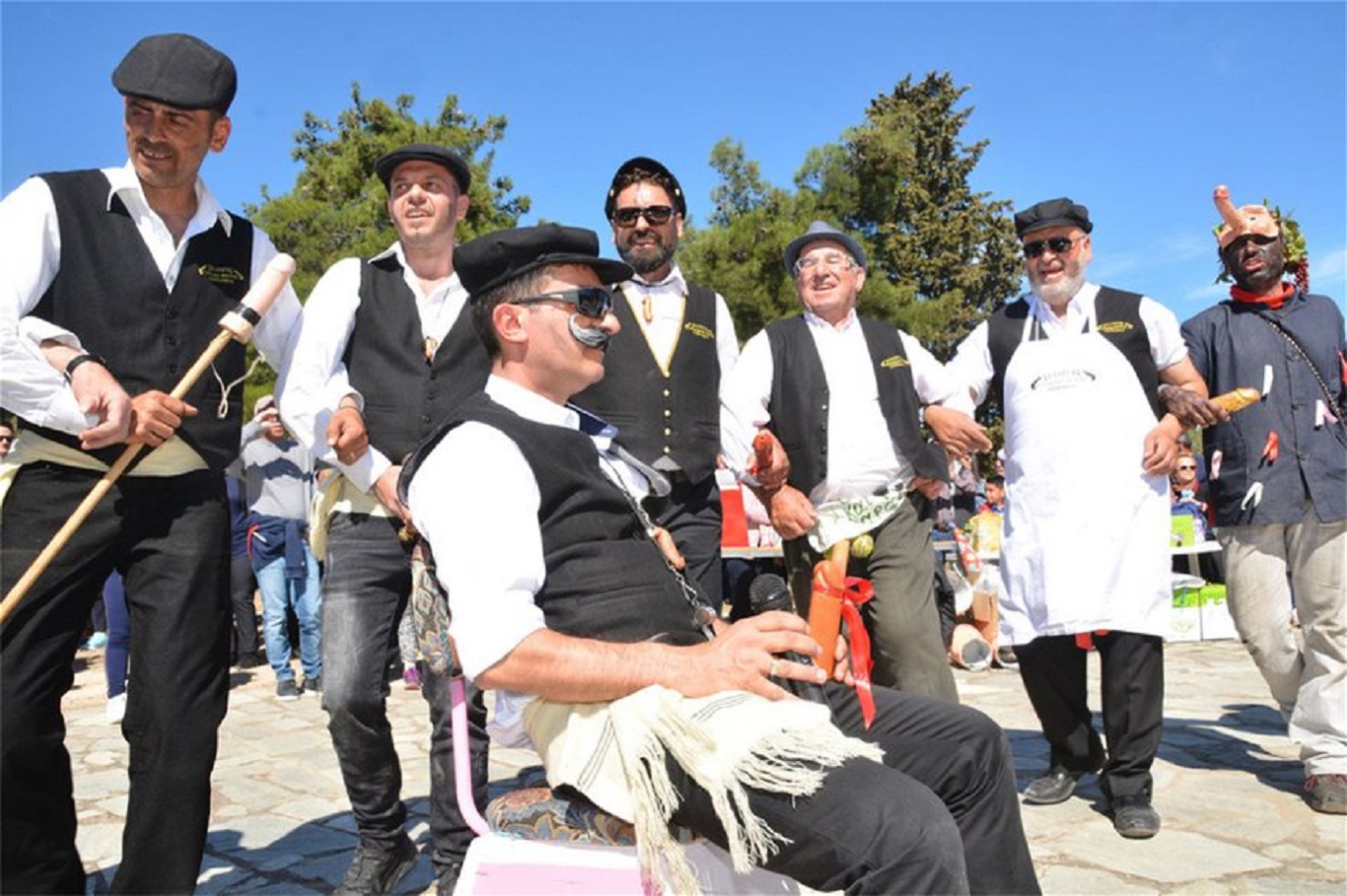 Τύρναβος – «Μπουρανί»: «Χρόνια πολλά, καλά γ@μήσ@» στον «αέρα» της ΕΡΤ! (φωτο-βίντεο)