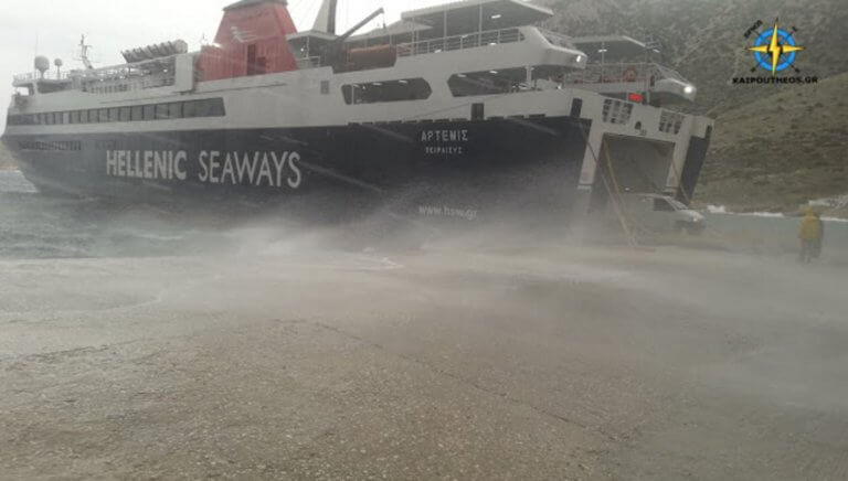 Σίφνος: Εικόνες που τρομάζουν από την πρόσδεση στο πλοίου «Άρτεμις» στο λιμάνι εν μέσω θύελλας