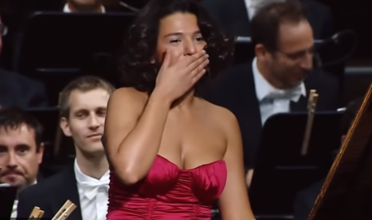 Αυτή η Γεωργιανή είναι η πιο ερωτική πιανίστρια κλασικής μουσικής (βίντεο)