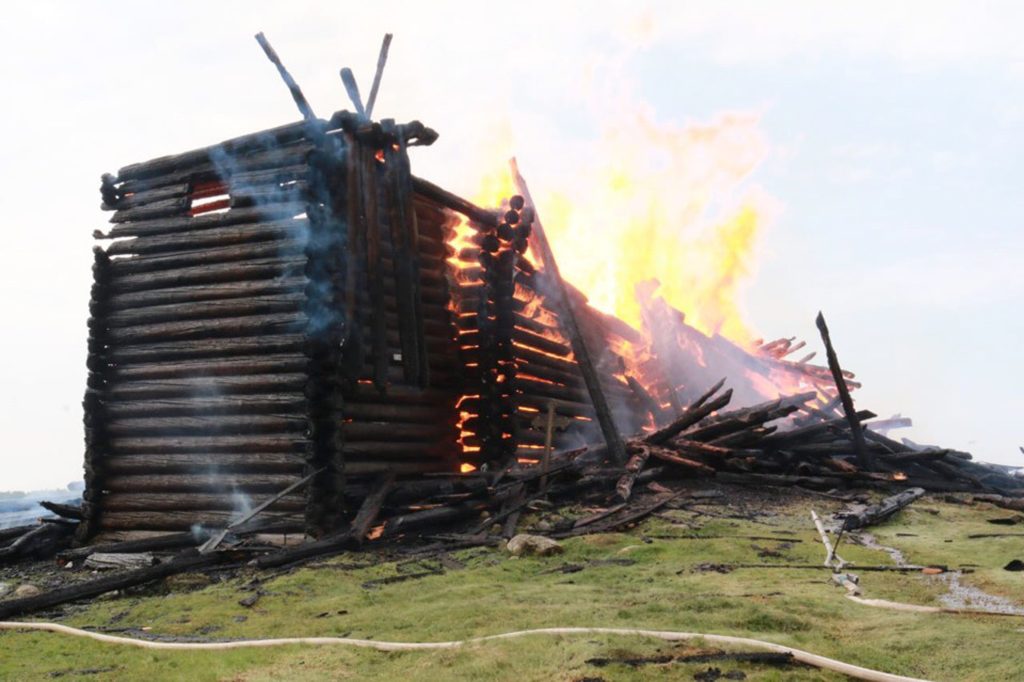 Ρωσία: Ναός κάηκε από φωτιά αλλά τα λείψανα του Αγίου Ιωάννου Κοτσετκόβσκι που βρίσκονταν μέσα παρέμειναν άθικτα