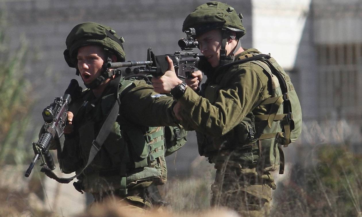 Βίντεο: Ισραηλινοί στρατιώτες κτυπούν Παλαιστίνιο κρατούμενο και το γιο του