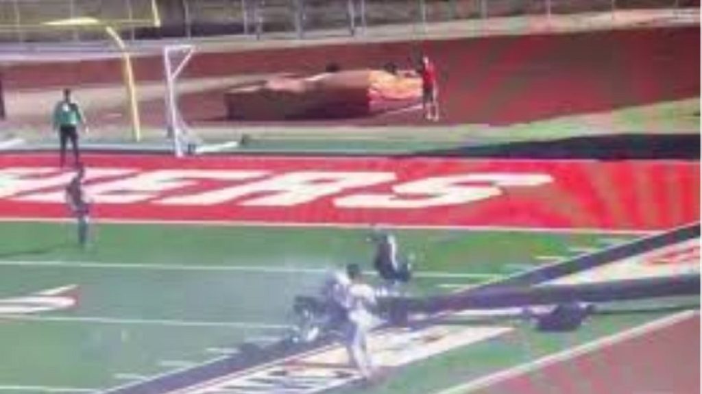ΗΠΑ: Η σοκαριστική στιγμή που στύλος ηλεκτρικού ρεύματος καταπλακώνει επόπτη σε αγώνα ποδοσφαίρου (βίντεο)