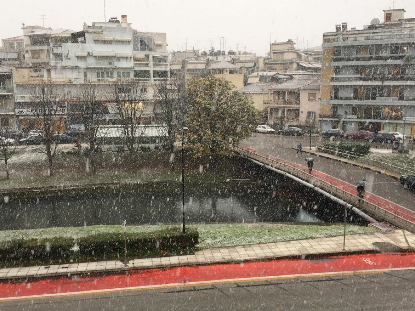 Στα «λευκά» τα Τρίκαλα – Έως και 30 εκατοστά το ύψος του χιονιού