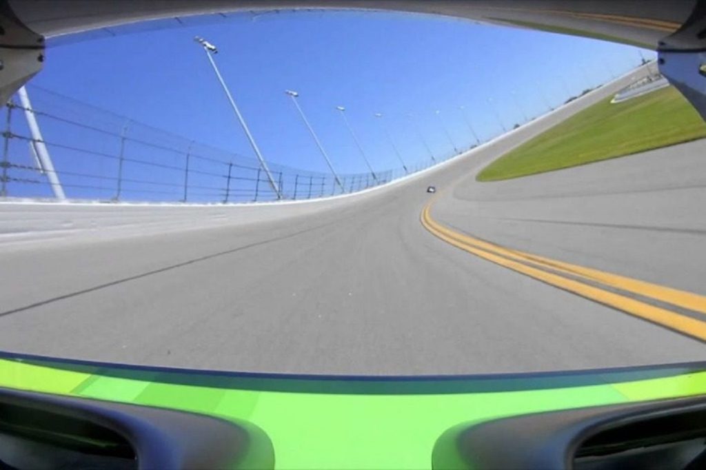 Αυτό συμβαίνει όταν κάποιος οδηγά με 290 χλμ./ώρα και το λάστιχο σκάει! (βίντεο)