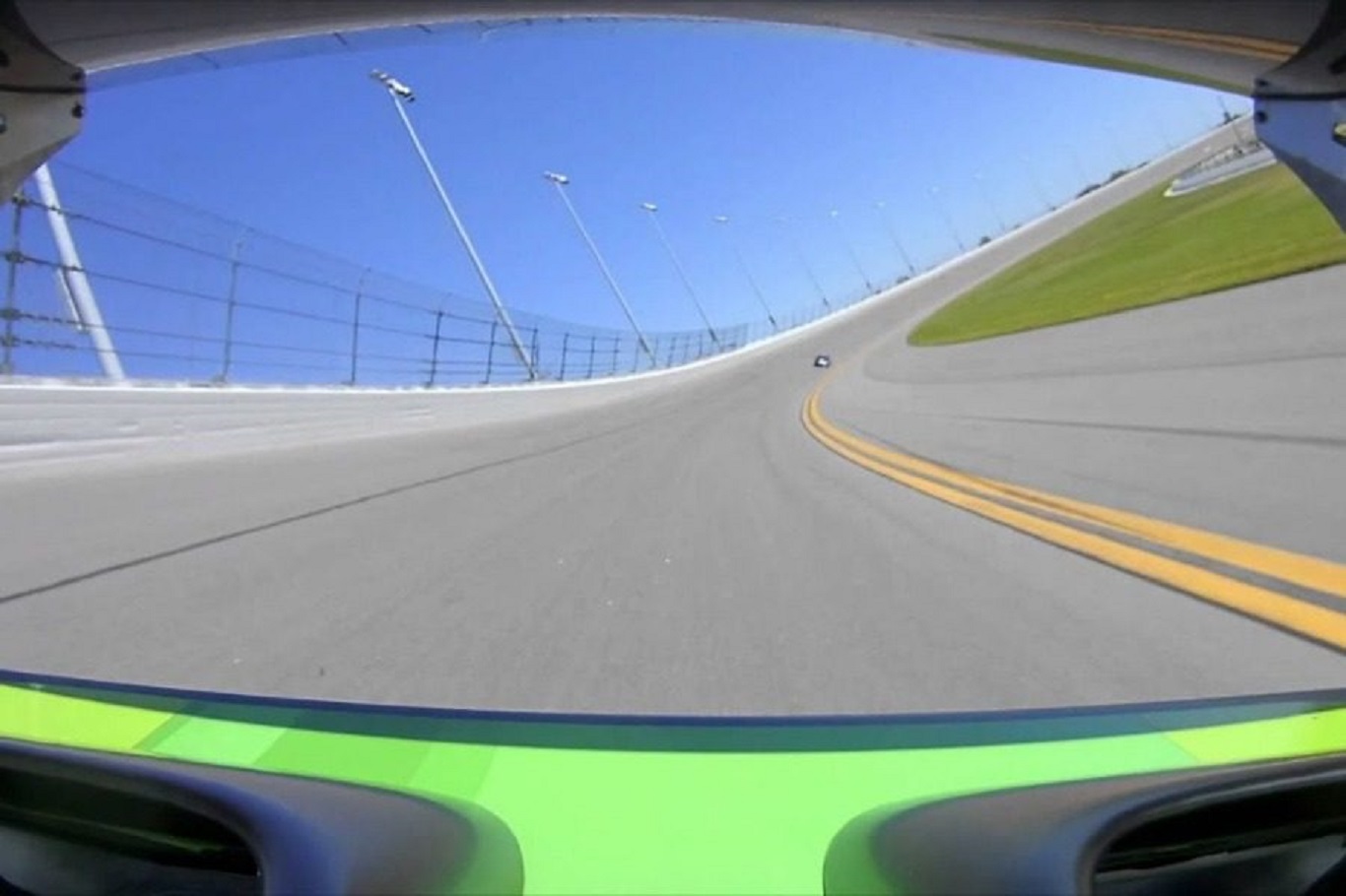 Αυτό συμβαίνει όταν κάποιος οδηγά με 290 χλμ./ώρα και το λάστιχο σκάει! (βίντεο)