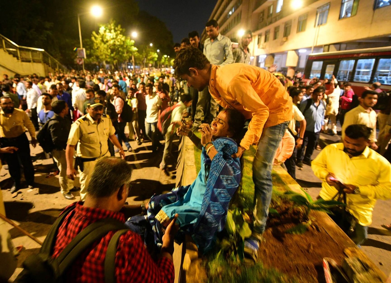 Τραγωδία στην Ινδία: Πέντε νεκροί και δεκάδες τραυματίες μετά από κατάρρευση πεζογέφυρας (φωτο)