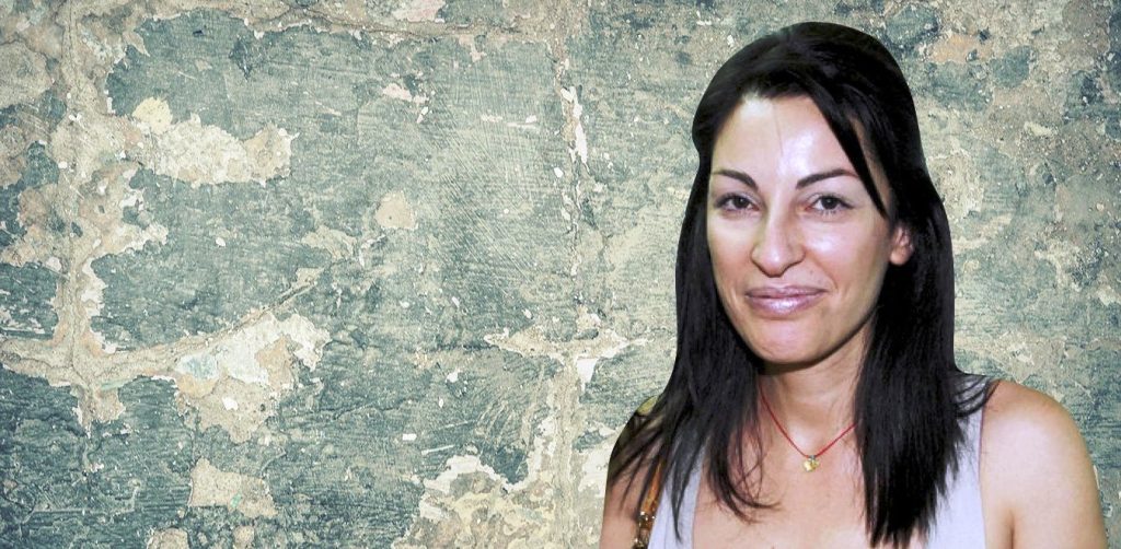 Η υποψήφια ευρωβουλευτής του ΣΥΡΙΖΑ Μ.Λοΐζου ανεβάζει φωτογραφίες με βόμβες μολότοφ και αστυνομικούς που καίγονται!