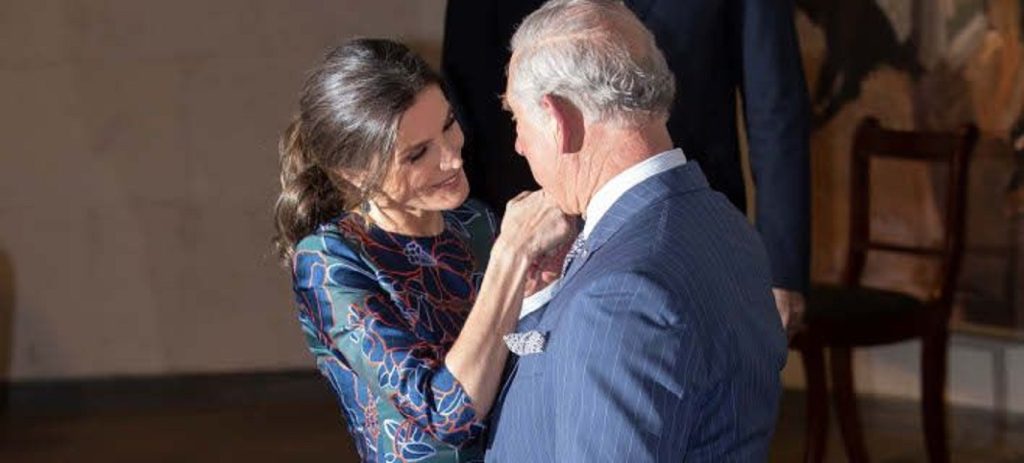 Βασίλισσα Λετίθια – Πρίγκιπας Κάρολος: Η κοινή τους παρουσία σε εγκαίνια έκθεσης – Τα φιλιά και οι αγκαλιές (φωτο)