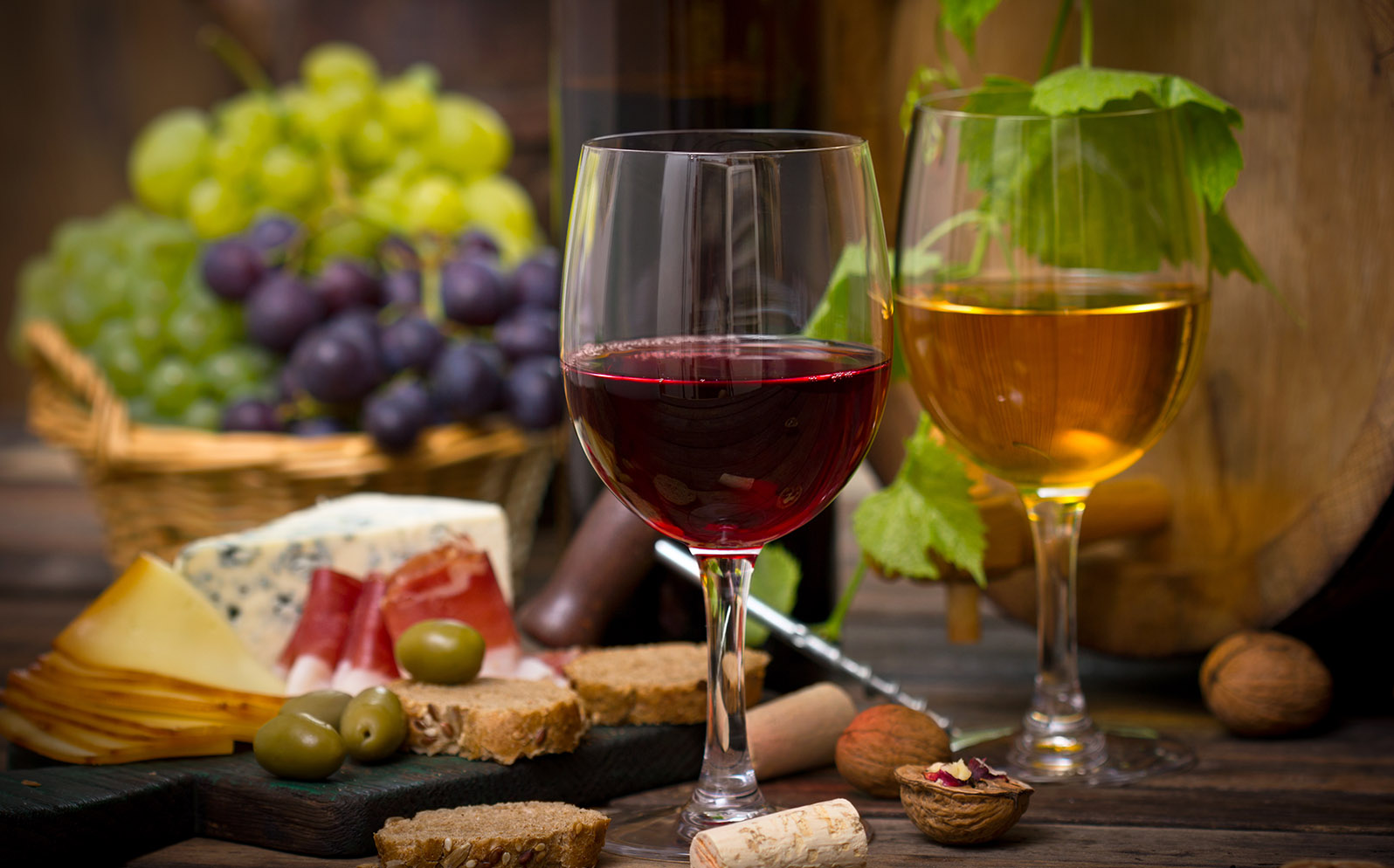 Λευκό ή κόκκινο κρασί; Τι προσφέρει το καθένα στην υγεία σας;