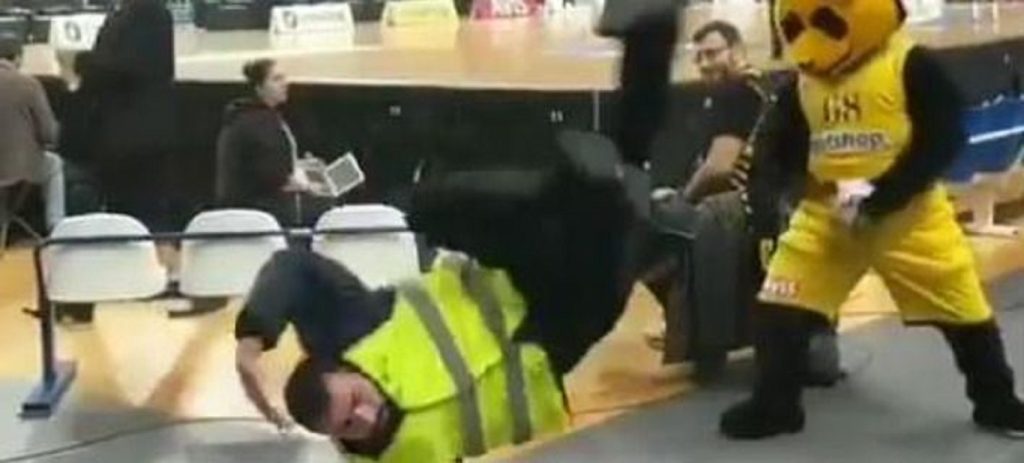 ΟΑΚΑ: Σεκιουριτάς κλέβει την παράσταση σε χορευτική μονομαχία με τη μασκότ της ΑΕΚ! (βίντεο)