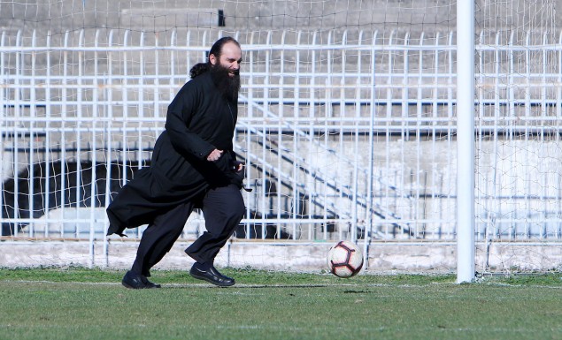 Παπάς μπήκε στο γήπεδο και έκλεψε την παράσταση στα Τρίκαλα! (φώτο)