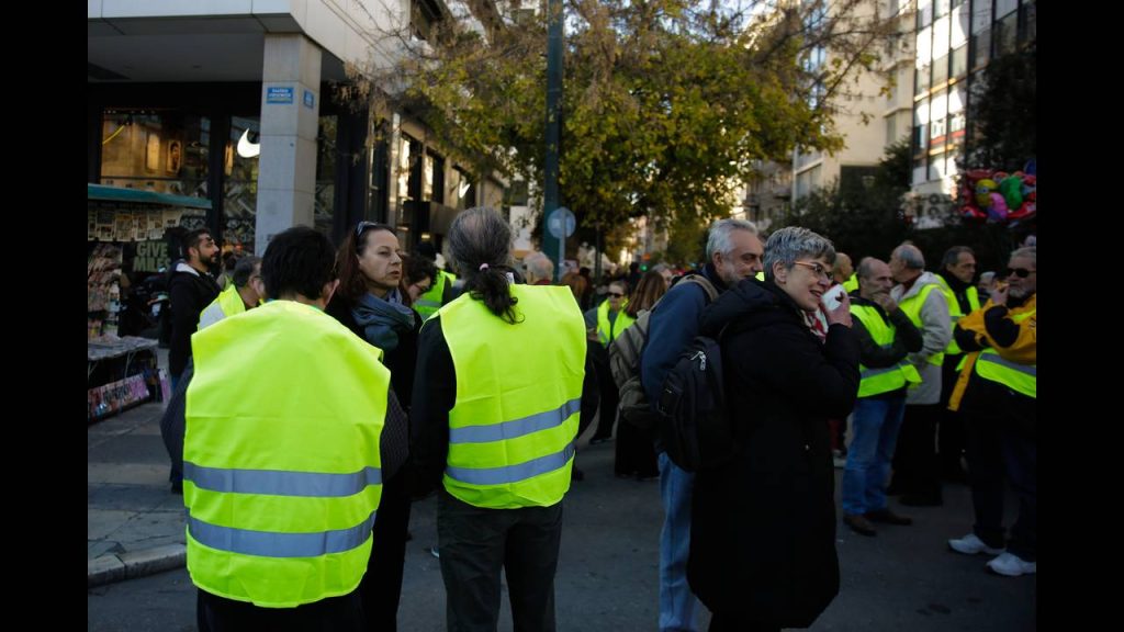 Στους δρόμους ξανά τα «Κίτρινα Γιλέκα»- Επεισόδια με δακρυγόνα και προσαγωγές στο Παρίσι (βίντεο-φωτο)