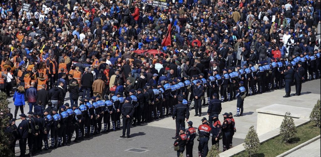 Αλβανία: Άγριες συμπλοκές διαδηλωτών με τις αστυνομικές δυνάμεις έξω από το κοινοβούλιο