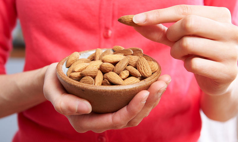 Τι θα συμβεί αν τρώτε μια χούφτα αμύγδαλα τη μέρα