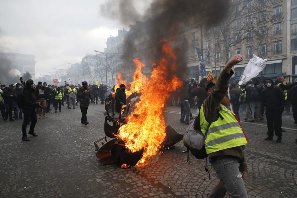 Αντίστροφη μέτρηση για το «πολιτικό τέλος» του Ε.Μακρόν: Tα Κίτρινα Γιλέκα «βγάζουν» πρώτη την Μ.Λεπέν – Χάος στο Παρίσι