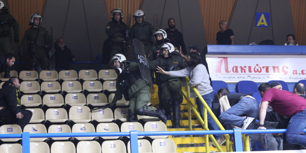 Ξύλο και διακοπή στον αγώνα μπάσκετ Περιστέρι – Αρης (φώτο)